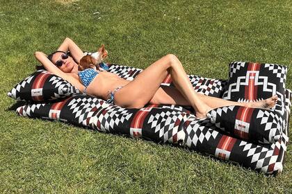 La estrella junto a su fiel compañera, la chihuahua Pilaf, disfrutando una tarde de verano al sol.