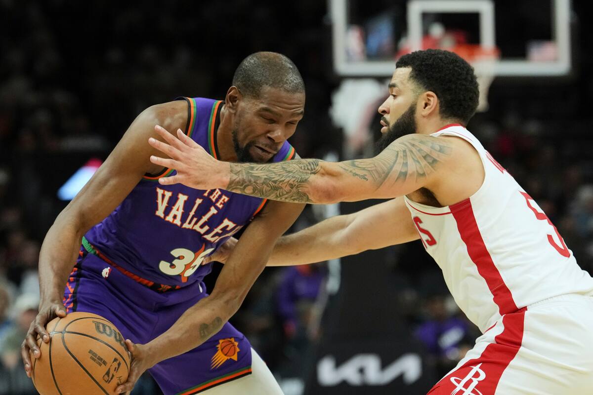 La estrella Kevin Durant sale del campo tras lesionarse la pierna izquierda con los Suns