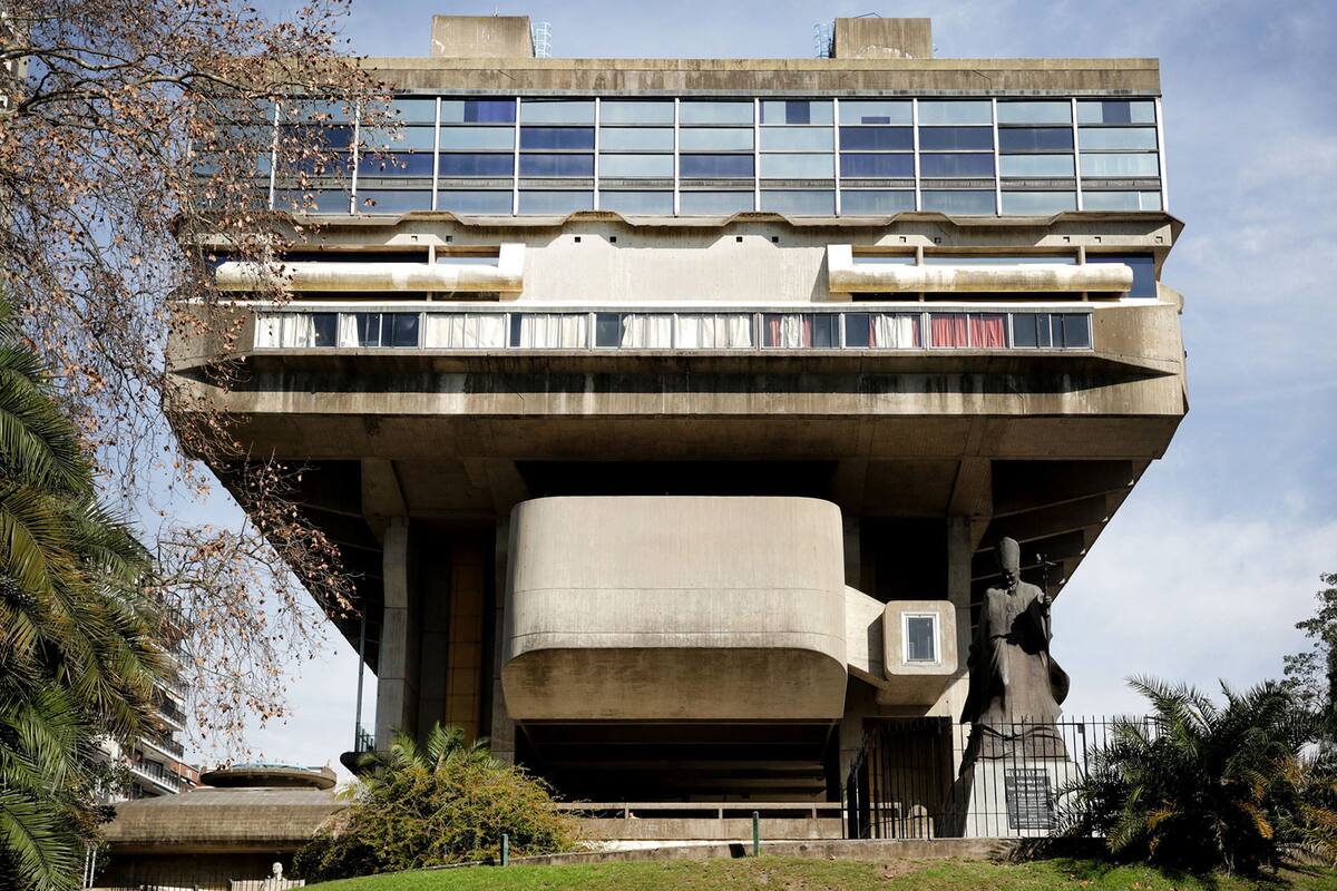 La estructura completa de la Biblioteca Nacional remite a los restos fósiles de un gliptodonte que fueron encontrados durante los trabajos de excavación.