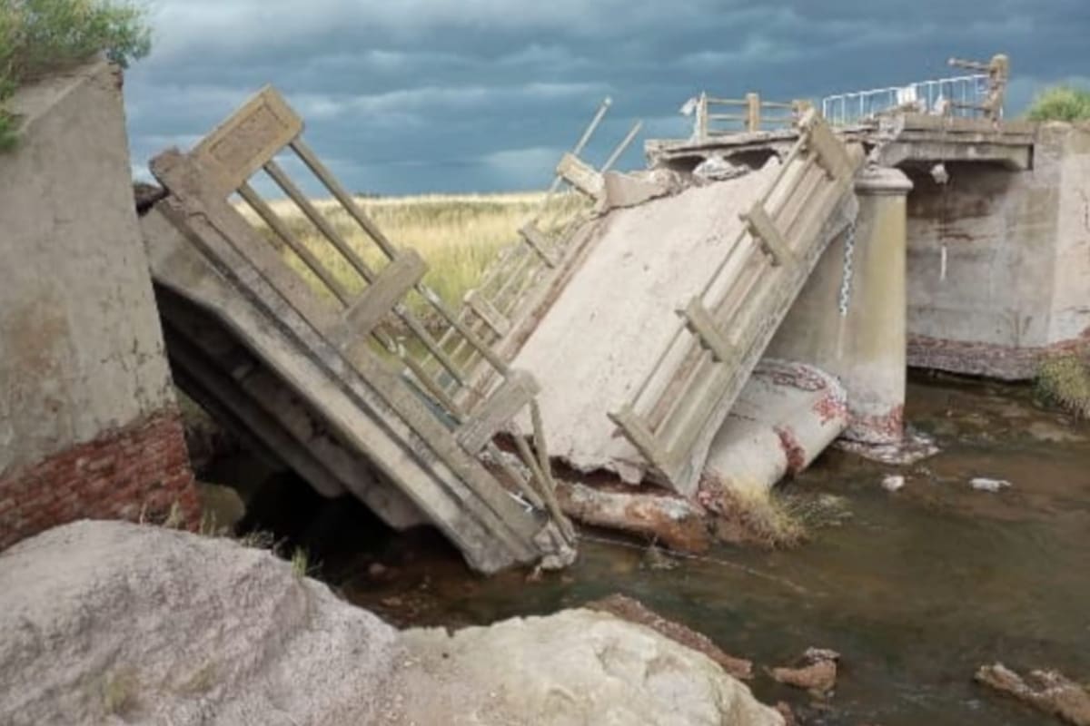 La estructura, construida en 1930, fue arrasada luego de que la corriente de agua socavara sus bases y, desde entonces, la circulación quedó interrumpida