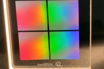 La estructura cristalina del "super CD" creado por investigadores de la universidad de Southampton permitiría grabar 500 TB en una pastilla del tamaño de un CD