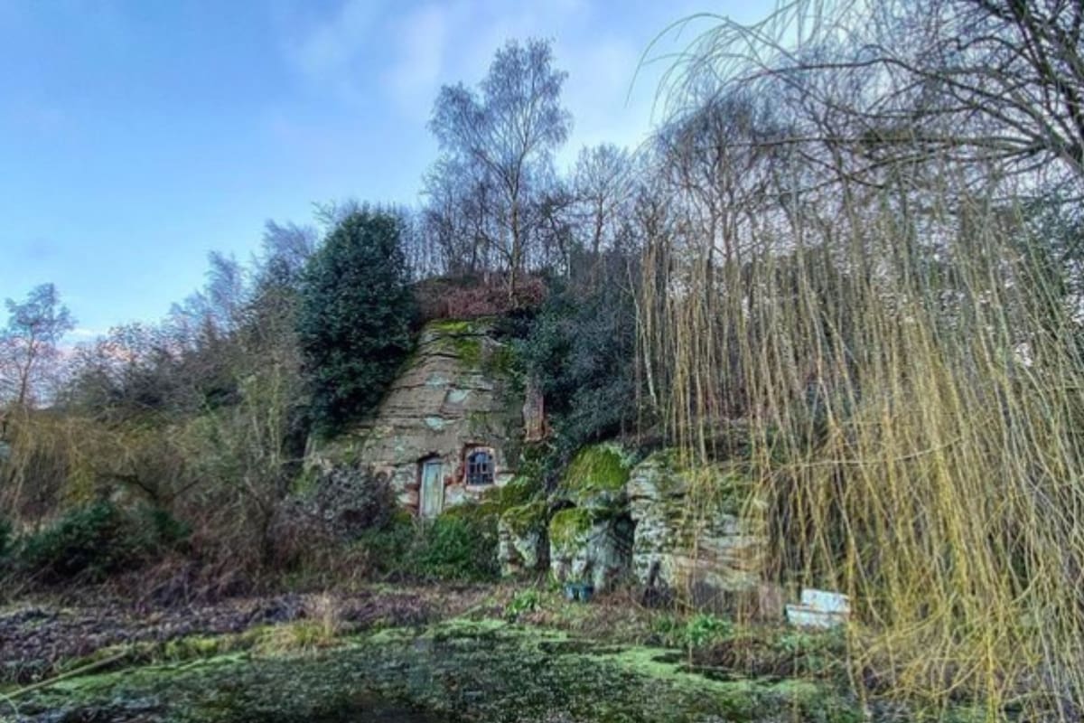 La estructura de la casa está construida dentro de unas rocas