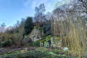 La estructura de la casa está construida dentro de unas rocas