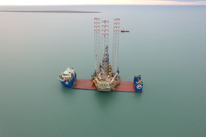 La estructura de perforación se colocó por encima de la plataforma Fénix y queda ensamblada hasta que terminan los trabajos de perforación