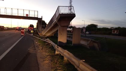 La estructura del puente se cayó desde uno de los lados e impactó en la camioneta.