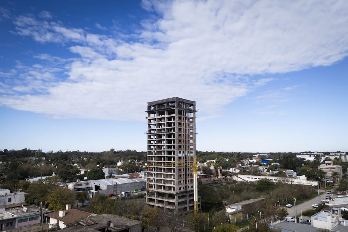 La estructura incompleta forma parte del paisaje cotidiano