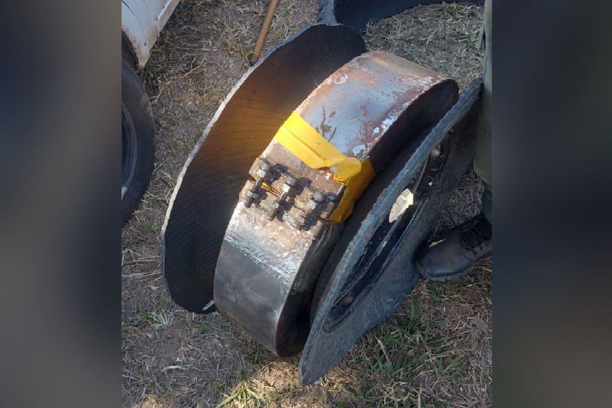 La estructura metálica que servía para transportar los ladrillos de cocaína dentro de las ruedas de una camioneta