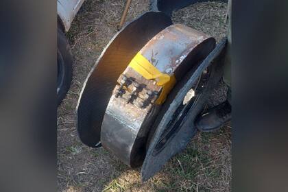 La estructura metálica que servía para transportar los ladrillos de cocaína dentro de las ruedas de una camioneta