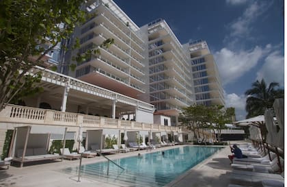 La estructura original de los años 30, recubierta por una moderna torre de vidrio ideada por el arquitecto Richard Meier.