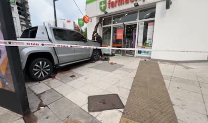 La estructura que se encuentra en el frente de la farmacia se derrumbó