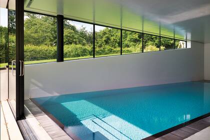 La estructura replica el formato del ambiente superior, con cerramientos de aluminio vidriados (Fineline Aluminium). El piso se cubrió con un pavimentado de piedra caliza.