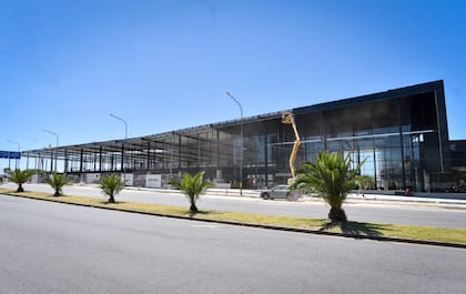 La estructura se extiende por casi 300 metros frente a las instalaciones del Club Náutico marplatense
