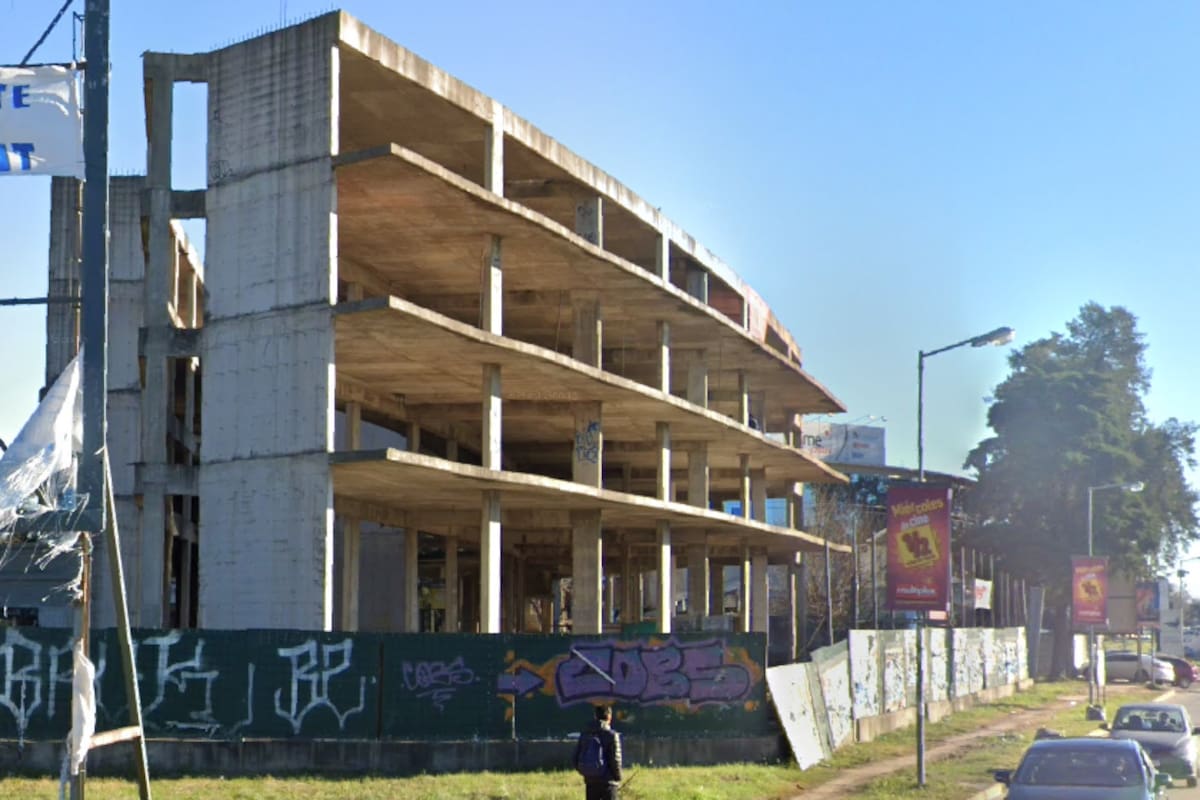 La estructura ubicada frente al Sheraton de Pilar es una de las construcciones que irán a remate