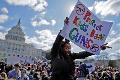 La estudiante de DC High School Sara Durbin se une a otros estudiantes que abandonan las clases para exigir leyes de armas más estrictas fuera del Capitolio de los EE. UU. En Washington,