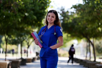 La estudiante de enfermería Emma Champlin posa para una foto en el campus de la Universidad Estatal de Fresno, California, el 13 de octubre del 2021. (AP Foto/Gary Kazanjian)