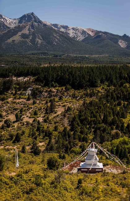 La energía especial de Epuyén, un pueblo de espíritu ecológico a menos de 40 km de El Hoyo, motivó a la mexicana Alejandra Almada a construir una estupa en medio de bosques.