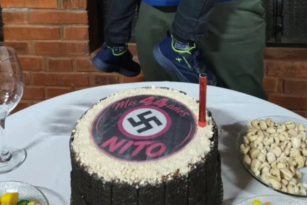 La esvástica, en el centro de la torta