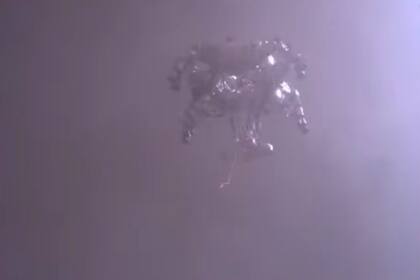 La etapa de descenso, al completarse su misión, fue vista flotando por encima del róver, en una captura de su cámara antes de irse volando