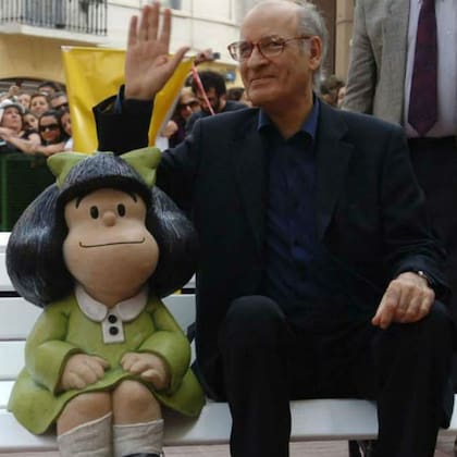 La eterna Mafalda junto a Quino, su creador