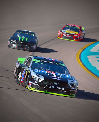 La eterna rivalidad entre Ford y Chevrolet. El Mustang de Kevin Harvick seguido por el Camaro de Kurt Busch, más atrás el tercer modelo en discordia, el Toyota Camry