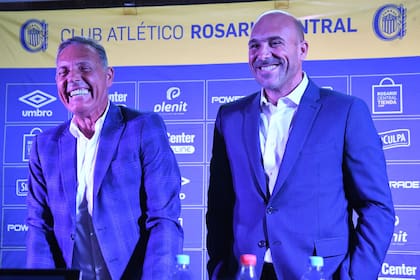 La eterna sonrisa de Miguel Ángel Russo, junto al nuevo presidente Gonzalo Belloso; el entrenador desandará su quinto ciclo al frente Rosario Central