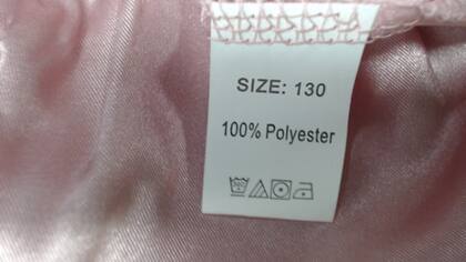 La etiqueta del pijama refleja que es 100% polyester, altamente inflamable (CPSC)