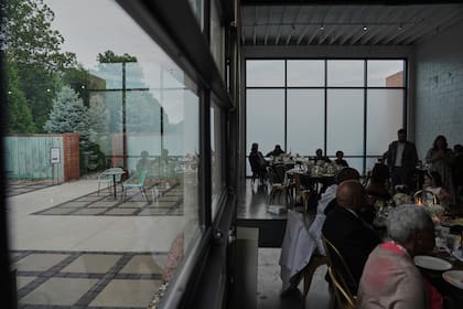 La etiqueta en bodas incluye considerar cuánto les cuesta a los invitados asistir