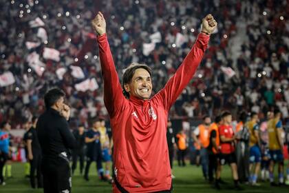 La euforia de Diego Martínez, en el estadio de Huracán, la noche que el Globo venció a Arsenal y aseguró su permanencia en la primera división