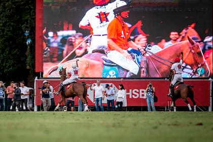 La euforia de Julián De Lusarreta se magnifica en la pantalla; tampoco Juan Martín Zavaleta parece creer la victoria de Chapaleufú contra La Natividad en el Campeonato Argentino Abierto.