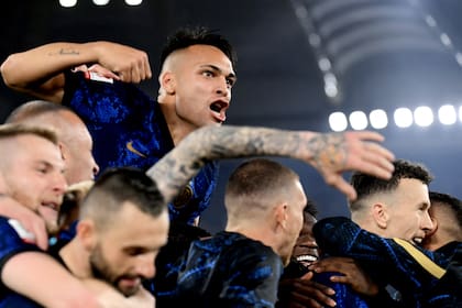 La euforia de Lautaro Martínez, subido a la montaña de festejos de Inter
