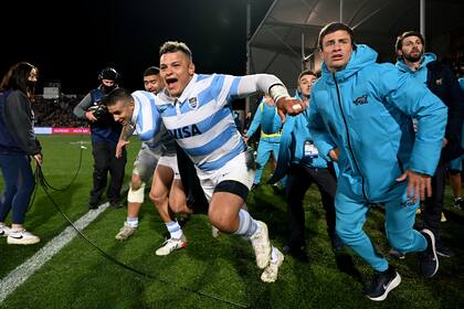 La euforia de Thomas Gallo y el resto del banco de suplentes Puma al finalizar el encuentro