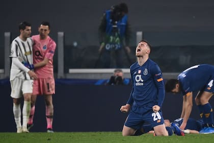 La euforia de Toni Martínez, de Porto, tras eliminar a la Juventus de la Champions League; atrás, Marchesín saluda a Morata