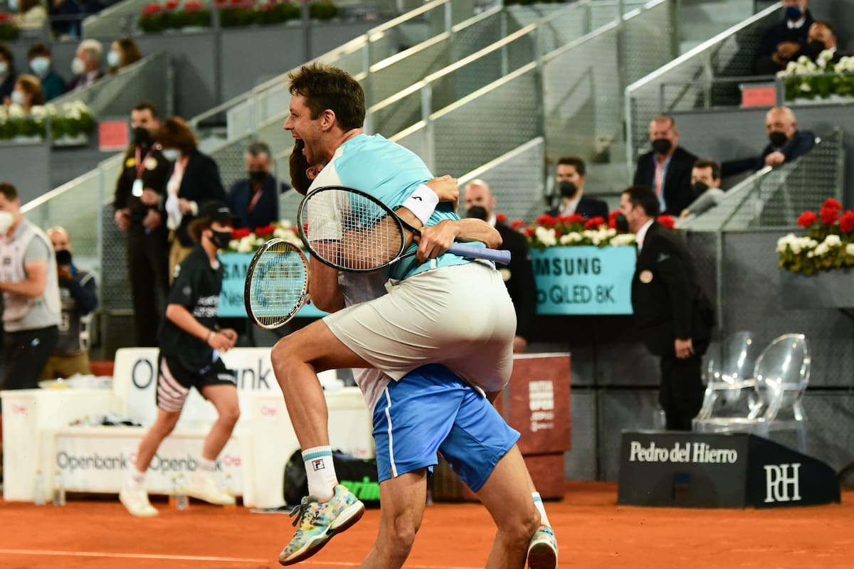 La euforia del marplatense Horacio Zeballos y el catalán Marcel Granollers tras ganar el Masters 1000 de Madrid.