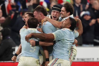 La euforia francesa en el festejo por el título, luego de la patada certera de Ramos