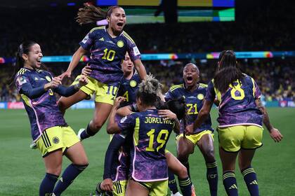 La eufórica celebración de las jugadoras colombianas al conseguir un triunfo histórico y agónico: 2-1 ante Alemania en el Mundial de Australia y Nueva Zelanda
