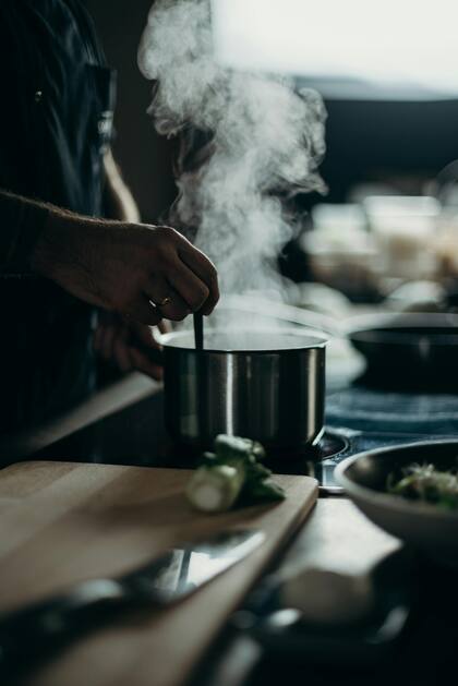 La evaporación concentra los sabores, por lo que es recomendable ajustar la sal en los últimos minutos
