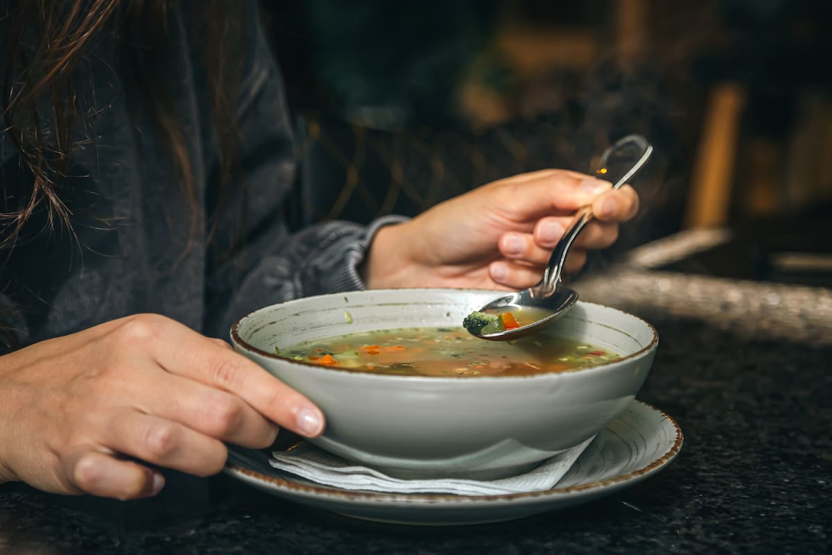 La evidencia apunta a procurar que la última comida importante sea al menos tres horas antes de acostarse