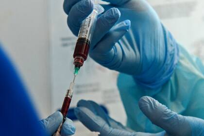 La evidencia positiva del plasma de convaleciente seguía sin materializarse, y poco a poco las instituciones médicas más prestigiosas empezaron a abandonar su uso