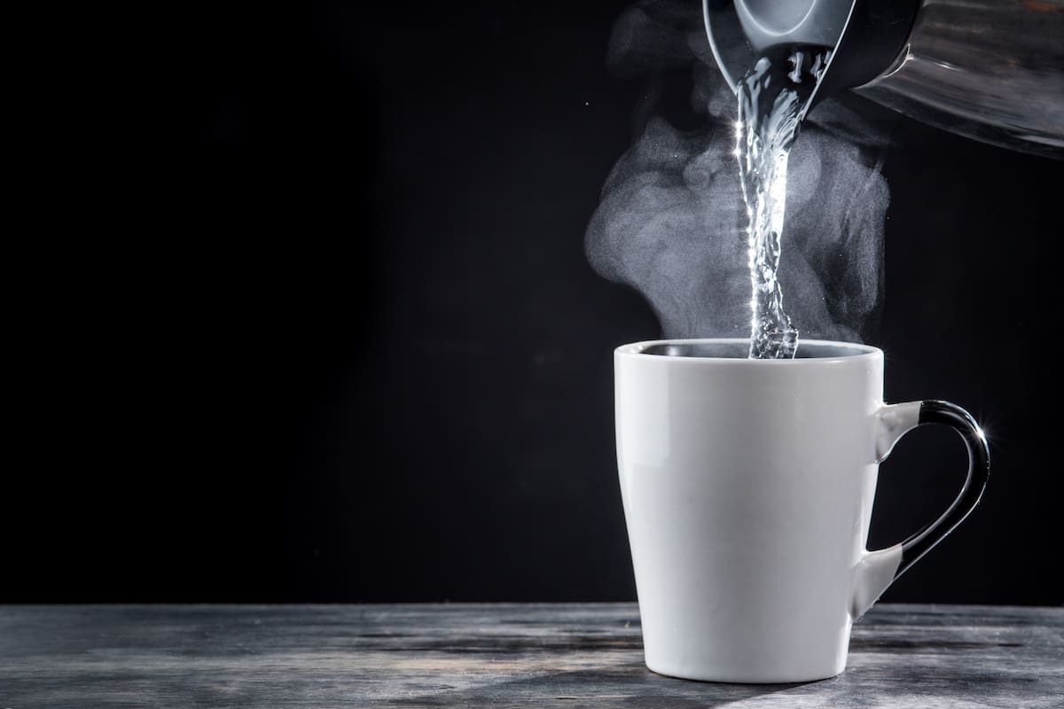 La evidencia prioriza beber suficiente agua antes que elegir su temperatura