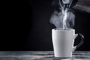 La evidencia prioriza beber suficiente agua antes que elegir su temperatura