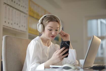 La evidencia sugiere que la gente joven está desconectándose de las apps de citas (Foto ilustrativa: PEXELS)