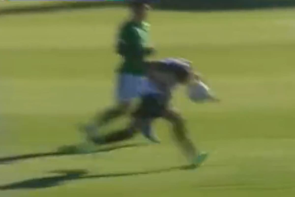 La evidente mano de Abreliano en el área, que Baliño no sancionó como lo que era: penal para Ferro contra Almirante Brown