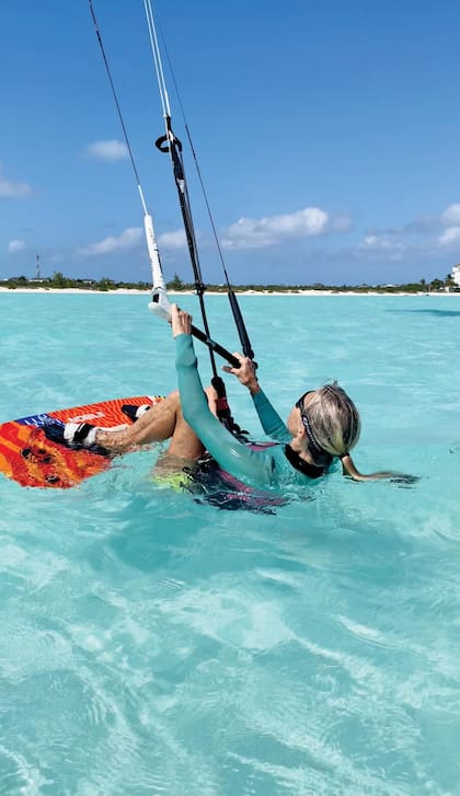 La ex campeona de windsurf practica kitesurf en su escapada a Turks and Caicos con su hija Sol.