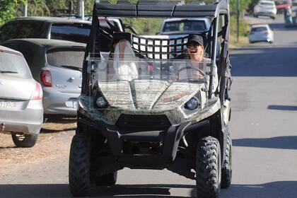 La ex de Di Caprio, días pasados, con su amiga, Julieta Novarro –a pura carcajada, al volante del UTV– mientras hacían compras cerca de la plaza de José Ignacio.