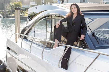 La ex defensora de las Leonas posa en un barco en Nordelta, el barrio donde vive hace seis años.