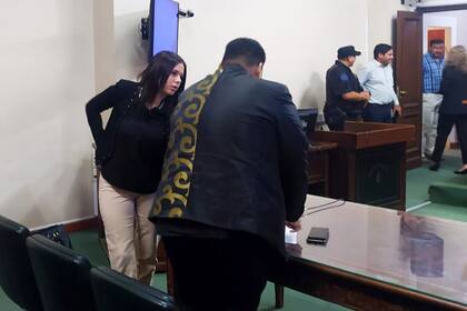La ex Miss Orán Martina Oliva habla con su abogado defensor