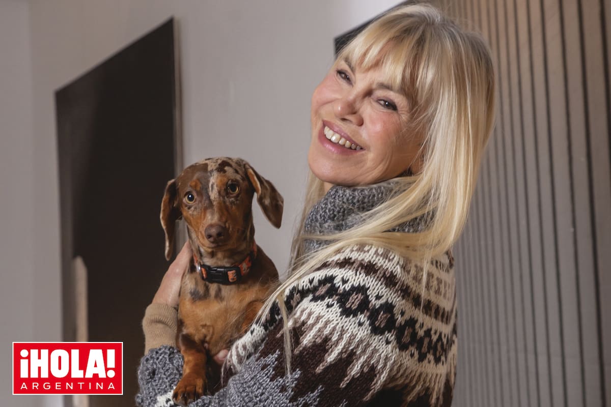 La ex modelo, con su perra salchicha arlequín, Bambina, que llegó a su vida hace cuatro meses.