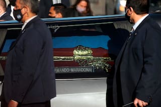 Claudia Villafañe, furiosa por la viralización de las fotos del cuerpo de Diego