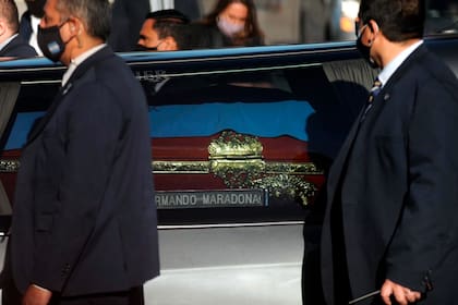 El coche fúnebre y el cajón con los restos de Diego Armando Maradona
