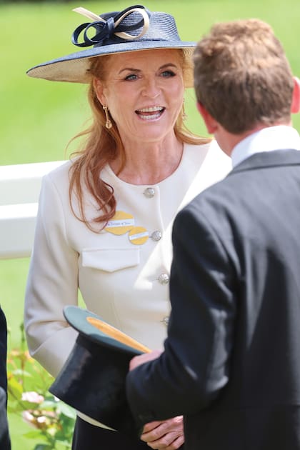 La ex mujer del príncipe Andrés, Sarah Ferguson, con una falda midi negra con una chaqueta entallada de Veronica Beard y una pamela con moño haciendo juego.